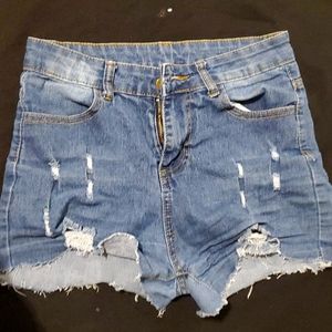 Jean booty shorts